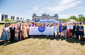 Verein Parit&eacute; in den Parlamenten: Keine halbe Demokratie: 50 % Frauen im Bundestag! Parit&auml;tJetzt!, fordert ein B&uuml;ndnis aus 100 Organisationen, am heutigen 2. Bundesweiten Aktionstag der Initiative Parit&auml;tJetzt