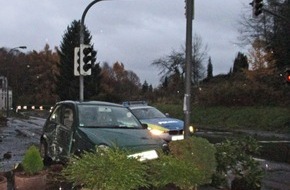 Polizei Mettmann: POL-ME: Nach der Kurve von der nassen Straße abgekommen - Wülfrath - 1911125