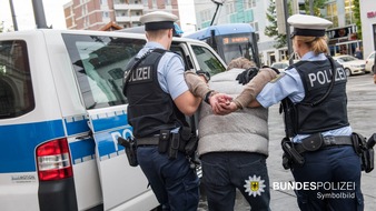 Bundespolizeidirektion M&uuml;nchen: Bundespolizeidirektion M&uuml;nchen: Mann gibt sich im Zug als Schaffner aus - Angriff auf Reisenden und Polizeibeamten
