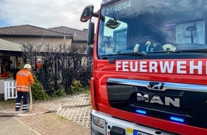 Feuerwehr Flotwedel: FW Flotwedel: Hecke fängt bei Dachdeckarbeiten Feuer