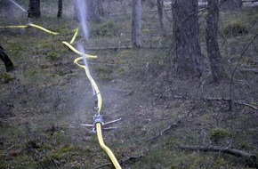 Kreisfeuerwehrverband Lüchow-Dannenberg e.V.: FW Lüchow-Dannenberg: +++ Waldbrandübung in Lüchow-Dannenberg +++ Feldbrand bei Clenze breitet sich aus +++ Insgesamt 8ha Waldgebiet betroffen +++ Feuerwehr hat Probleme mit engen und ...