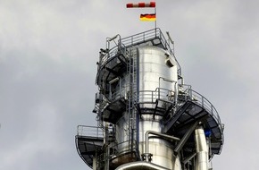 Arbeitgeberverband Chemie Baden-Württemberg e.V.: Konjunktur chemische Industrie 2017 erstes bis drittes Quartal: Chemie legt vor allem im Ausland zu / Weihnachtsgeld in tarifgebundenen Unternehmen