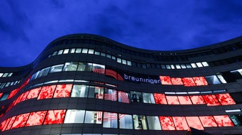 Düsseldorfer Flagship Store leuchtet in Rot / Breuninger mahnt zur Öffnung des Handels
