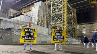 Greenpeace e.V.: 40 Jahre nach Chornobyl: Greenpeace-Aktive protestieren f&uuml;r Unterst&uuml;tzung bei Wiederaufbau der zerst&ouml;rten Schutzh&uuml;lle / Greenpeace-Report dokumentiert Folgen des russischen Drohnenangriffs