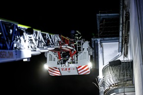 FW-MK: Feuerwehr rettet 11 Personen aus verrauchtem Geb&auml;ude