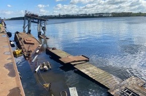 Landeswasserschutzpolizeiamt Mecklenburg-Vorpommern: LWSPA M-V: Schwimmbagger sinkt im Fischereihafen Rostock