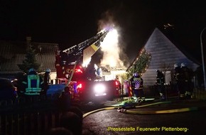 Feuerwehr Plettenberg: FW-PL: Presse-Erstmeldung. Wohnhaus im OT-Köbbinghausen brannte komplett aus