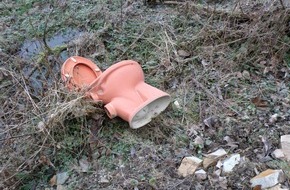 Polizeipräsidium Mittelhessen - Pressestelle Lahn - Dill: POL-LDK: Altes Bad bei Blasbach im Wald entsorgt/ Polizei bitte um Mithilfe