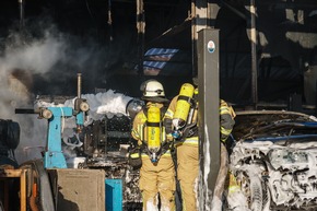 FW Menden: PKW-Brand droht auf Gebäude überzugreifen
