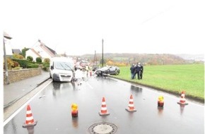 Kreispolizeibehörde Märkischer Kreis: POL-MK: Verkehrsunfall mit drei schwer Verletzten
