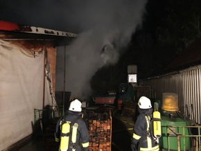 FW Borgentreich: Brand einer Lagerhalle in Körbecke. 87 Einsatzkräfte konnten eine Brandausbreitung verhindern.