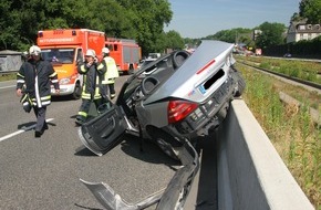 Feuerwehr Essen: FW-E: Verkehrsunfall auf der A 40, eine schwer verletzte Person
