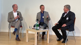 Evangelische Kirche im Rheinland (EKiR): Zwischen Sofa-Pazifismus und Rüstungswahn: Kirche verortet sich neu / Friedensethische Diskussion in Wuppertal mit Präses Latzel und Bischof Kramer / Von Ekkehard Rüger