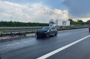 Polizeidirektion Landau: POL-PDLD: Verkehrsunfall mit leichtverletzter Person durch Aquaplaning