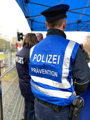 POL-SU: Auftakt der Präventionskampagne "BLEIB STEHEN, BLEIB AM LEBEN!" in Hennef