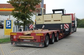 Polizeiinspektion Hildesheim: POL-HI: Verkehrsunfall / Großraum-/Schwertransport bleibt in der Baustelle stecken