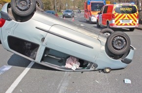 Polizei Mettmann: POL-ME: Auto überschlug sich: Velberter bei Verkehrsunfall schwer verletzt - Velbert - 2104007