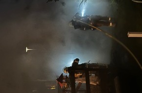 Freiwillige Feuerwehr Menden: FW Menden: Gartenhaus brennt vollständig aus