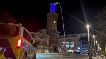 Polizei Hagen: POL-HA: Hagener Rathausturm mit Hilfe der Höhenrettung von gefährlichen Eisplatten befreit
