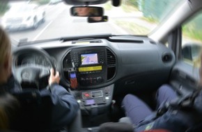 Polizei Mettmann: POL-ME: Jugendlicher entzieht sich Polizeikontrolle - mehrere Unf&auml;lle mit gestohlenem Auto verursacht - 2607027