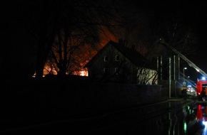 Polizeiinspektion Hameln-Pyrmont/Holzminden: POL-HOL: Holzminden - Allersheim: Brand einer Scheune verursacht 200.000, -- EUR Sachschaden -Feuerwehr mit starken Kräften im Einsatz/Brandursache noch unklar -