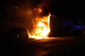 Polizei Hagen: POL-HA: LKW brennt aus - BMW durch Hitze beschädigt