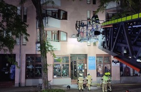 Feuerwehr Konstanz: FW Konstanz: Brand im Eingangsbereich eines Wohn- und Gesch&auml;ftsgeb&auml;udes