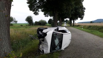 Polizeiinspektion Hameln-Pyrmont/Holzminden: POL-HM: Pkw prallt gegen Baum - alkoholisierte Fahranfängerin verletzt