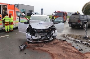 Kreispolizeibehörde Höxter: POL-HX: Drei Verletzte und erheblicher Sachschaden bei Unfall in Bergheim