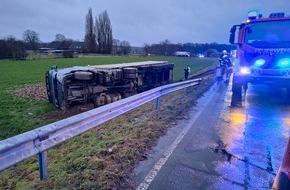 Freiwillige Feuerwehr Kalkar: Feuerwehr Kalkar: LKW mit Rüben kippt um