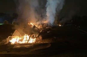 Feuerwehr Dortmund: FW-DO: Feuer auf einer Golfanlage in Dortmund-Wambel / Ausgedehnter Brand auf einer Golfanlage in Wambel