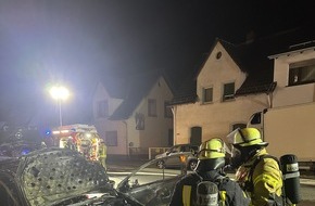Feuerwehr Weinheim: FW Weinheim: Fahrzeugbrand in Weinheim. Feuerwehr verhindert Ausbreitung auf Geb&auml;ude