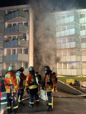 KFV-CW: Tiefgaragenbrand in Altensteig-Wart/Feuerwehr evakuiert mehr als 70 Personen/Ringalarm fordert Rettungskräfte aus der ganzen Region