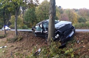 Kreispolizeibehörde Märkischer Kreis: POL-MK: Pkw kommt von der Straße ab und prallt gegen Baum - Fahrzeugführer schwer verletzt