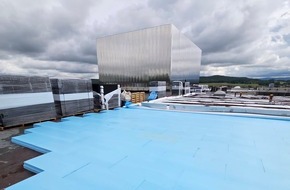 Ravago Building Solutions: Ravago: Auf Deutschlands gr&ouml;&szlig;tem Umkehrdach mit Retention weiden bald die Schafe &ndash; unter B&auml;umen