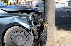 Polizei Minden-Lübbecke: POL-MI: Auto prallt gegen Baum