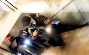 Polizei Mettmann: POL-ME: 58-Jähriger löst SEK-Einsatz aus - Monheim am Rhein - 2406037