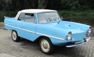 Messe Berlin GmbH: MOTORWORLD Classics Berlin lässt ein Amphicar zu Wasser - Potomac Classics präsentiert Amphibienfahrzeug aus den 1960er Jahren im Wasserbecken des Funkturm Palais