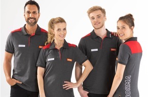 NORMA: NORMA: Nicht nur stylish sondern auch verantwortungsvoll - die Mitarbeiterbekleidung wird jetzt mit dem Grünen Knopf belohnt! / Discounter aus Nürnberg fördert die Nachhaltigkeit in jedem Bereich (FOTO)