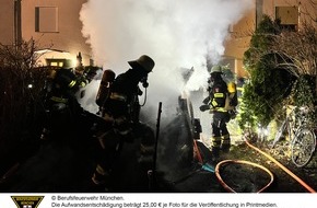 Feuerwehr München: FW-M: Gartenhaus brennt komplett nieder (Fürstenried)