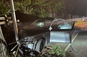 Polizei Bielefeld: POL-BI: PKW landet im Garten und vor Laterne