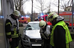 Feuerwehr Mülheim an der Ruhr: FW-MH: Ungewöhnlicher Verkehrsunfall vor dem Krankenhaus