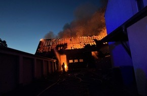 Feuerwehr D&uuml;ren: FW D&uuml;ren: Scheune in Merken steht beim Eintreffen in Vollbrand.