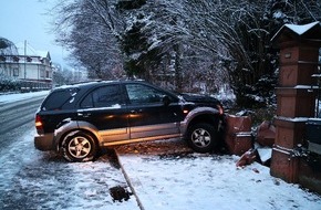 Polizeidirektion Neustadt/Weinstraße: POL-PDNW: Verkehrsunfall mit Sachschaden auf schneeglatter Fahrbahn.

Sonntag, 16.12.2018, 08.00 Uhr
