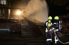 Kreisfeuerwehrverband Calw e.V.: KFV-CW: Brand mehrerer Müllcontainer griffen auf Holzkonstruktion an der Zellerschule in Nagold über.