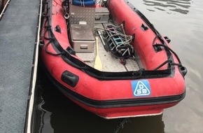 Feuerwehr Düsseldorf: FW-D: Rettungsboot der Feuerwehr entwendet - Wasserschutzpolizei fand das defekte Motorboot am Rheinufer