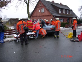 POL-WL: 20-jährige prallt mit Pkw gegen Baum, schwerverletzt