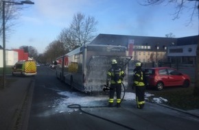Feuerwehr Detmold: FW-DT: Feuer 2 - Brennt Bus