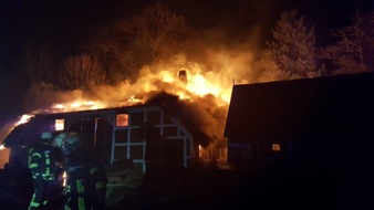 Polizeiinspektion Stade: POL-STD: Feuer zerstört Reetdachhaus in Engelschoff - 350.000 Euro Schaden - keine Personen verletzt
