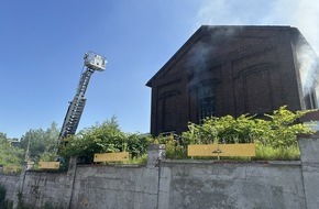 Feuerwehr Dortmund: FW-DO: Feuer in Dortmund-Sch&uuml;ren - Lagerhalle an altem Zechenstandort brennt aus
